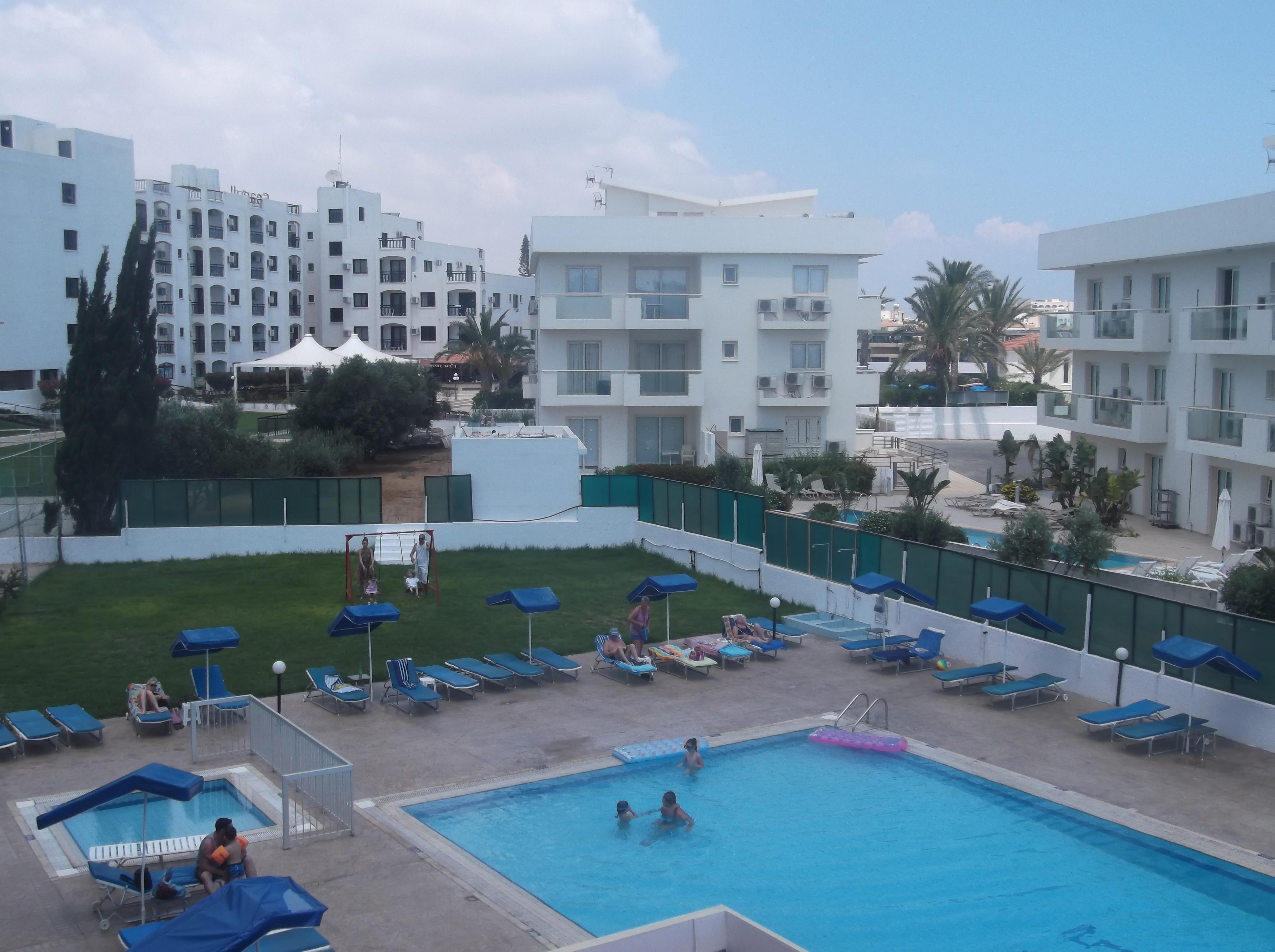 Livas Hotel Apartments Pernera Bagian luar foto